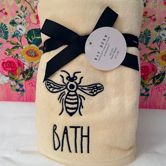 COPY - Rae Dunn Queen Bee hand towels & washcloths - Picture 2 of 3